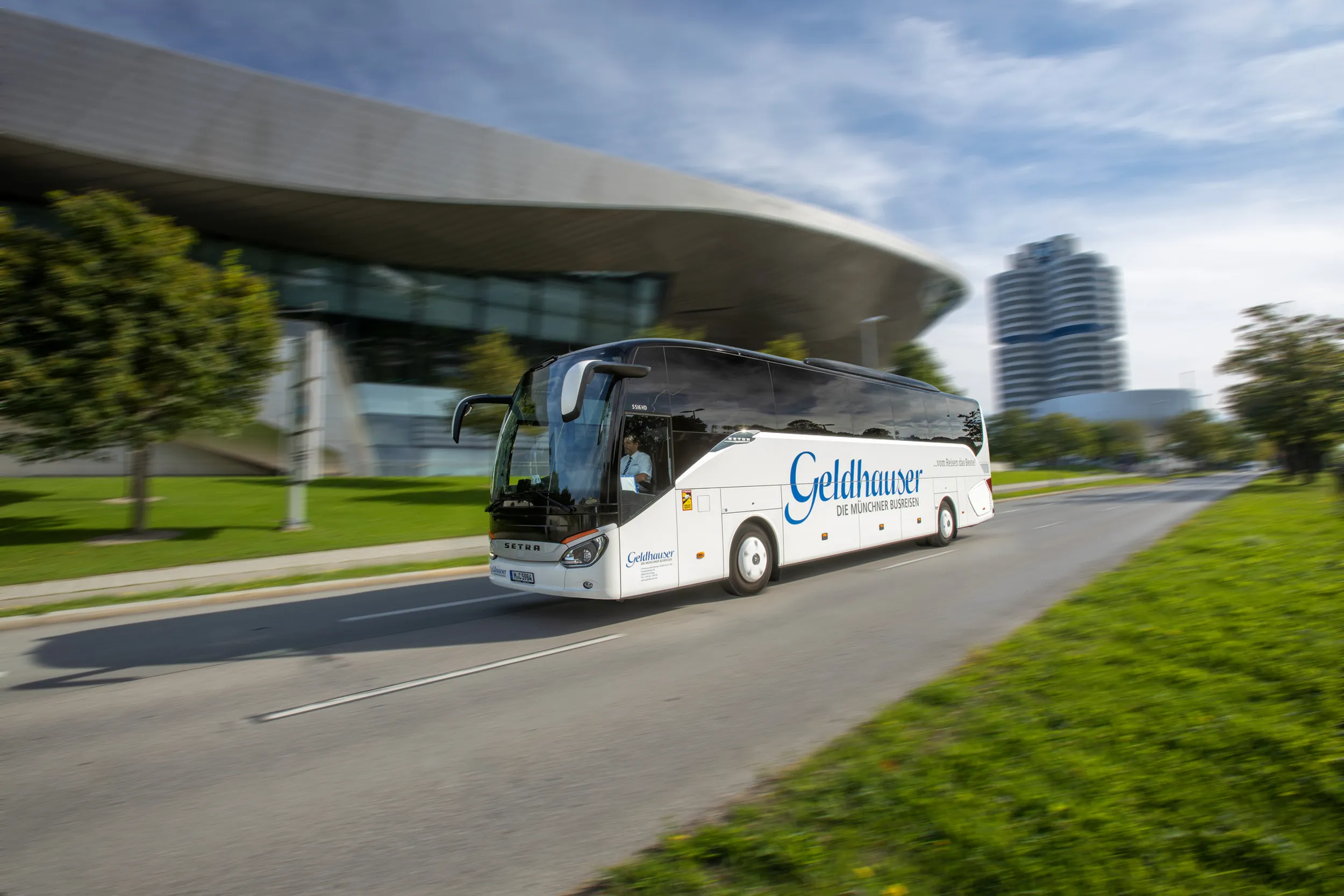Geldhauser FIRST CLASS Reisebus in einer Stadt